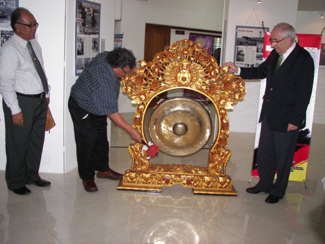Wimar Witoelar eröffnet die Ausstellung mit einem Gong.