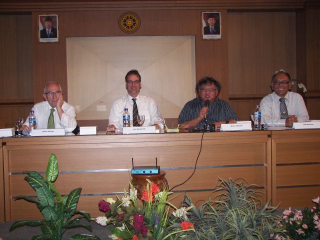 Prof. Peter Schiwy, Dr. Jan Woischnik, Wimar Witoelar und Prof. I Gede Putu Wirawan (v.l.n.r.)