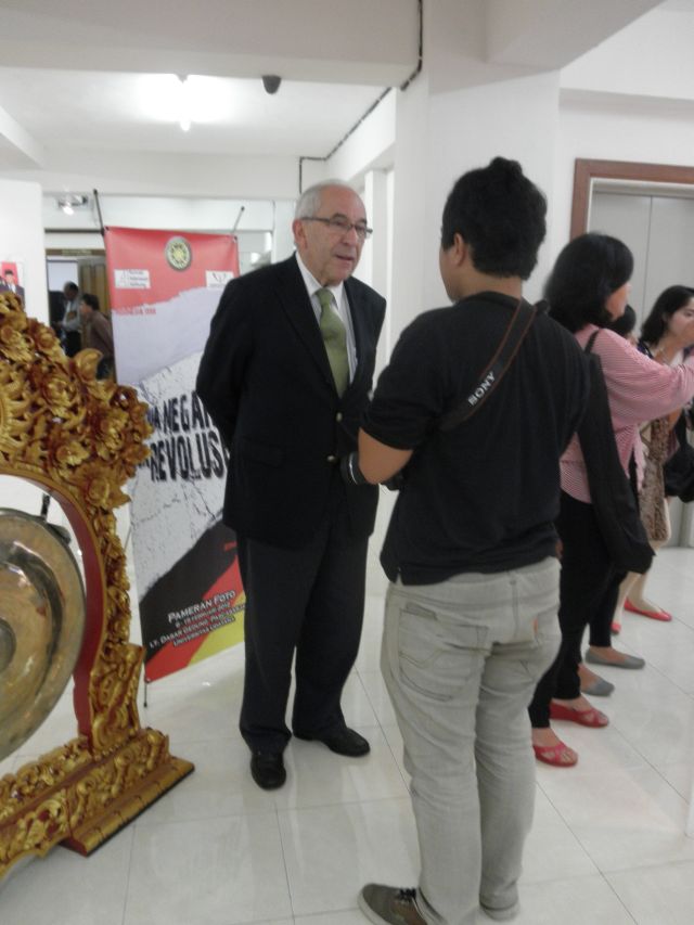 Prof. Schiwy im Gespräch mit Studierenden der Universität Udayana.