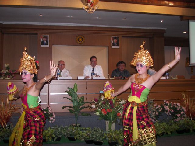 Kulturelle Darbietungen eröffneten die Podiumsveranstaltung, die im Rahmen von "JERIN. Deutschland und Indonesien" von der Konrad-Adenauer-Stiftung organisiert wurde.