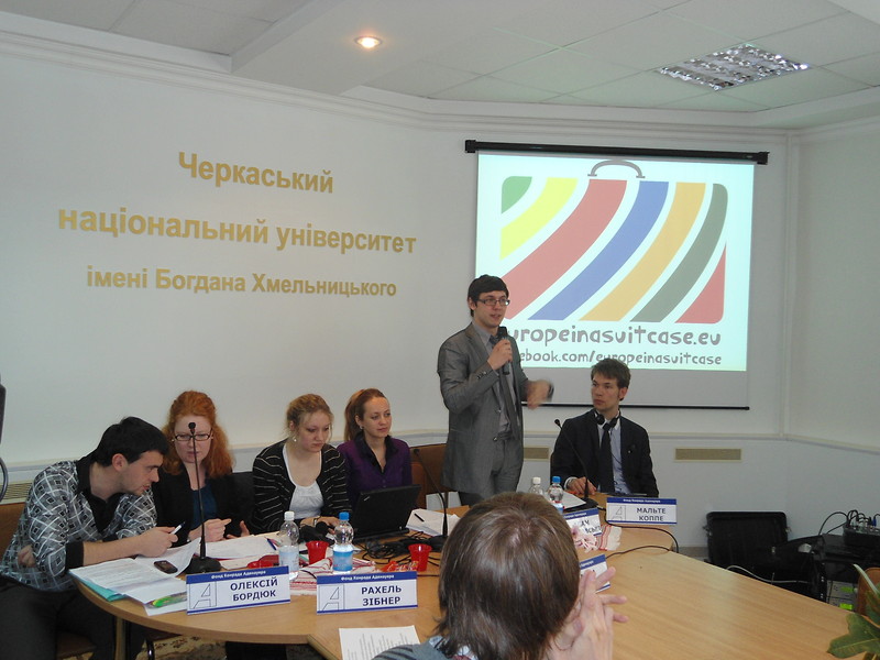 Das erste Juniorteam von Europa im Koffer 2012 während ihrer Dialogreise durch die Zentralukraine bei einem Vortrag an der Nationalen Universität Tscherkassy. V.l.n.r.: Oleksiy Bordjuk, Julia Michalsky, Rahel Zibner, Anna Rozhniatovska, Adam Gniazdowski und Malte Koppe.
