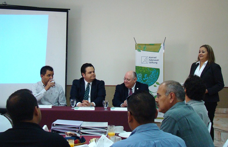 Am 24. April 2012 veranstaltete die Konrad-Adenauer-Stiftung in Mexiko gemeinsam mit der Autonomen Universität von Ciudad Juárez (UACJ) in Chihuahua das Forum „Faktoren des Klimawandels in Mexiko“.