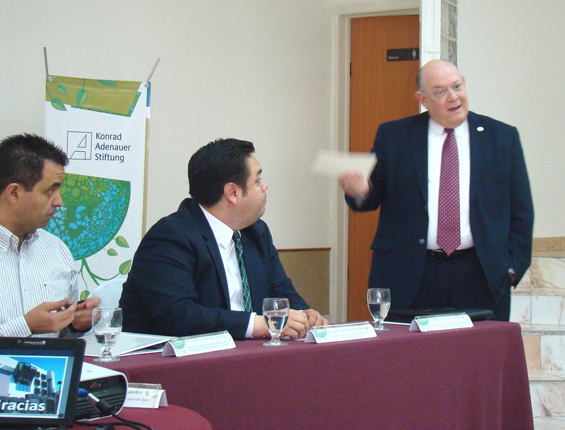 Ing. Roberto F. Salmón, Beauftragter der International Commission on Limits and Waters between the USA and Mexico, informierte die Teilnehmer des Seminars über die Auswirkungen des Klimawandels auf das Migrationsverhalten einzelner Gesellschaftsgruppen innerhalb des Landes.