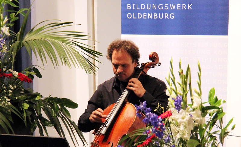 Gunther Tiedemann am Violincello Gunther Tiedemann am Violincello
