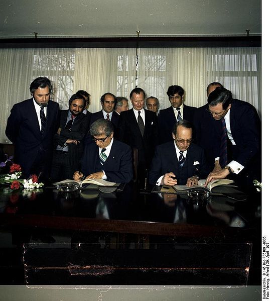 Unterzeichnung eines Abkommens über die Gründung und den Aufbau der Universität Gilan zwischen der Bundesrepublik Deutschland und der Arabischen Republik Ägypten durch Staatssekretär Peter Hermes und den ägyptischen Minister Motamedi am 29. April 1977 im Auswärtigen Amt. Unterzeichnung eines Abkommens über die Gründung und den Aufbau der Universität Gilan zwischen der Bundesrepublik Deutschland und der Arabischen Republik Ägypten durch Staatssekretär Peter Hermes und den ägyptischen Minister Motamedi am 29. April 1977 im Auswärtigen Amt.