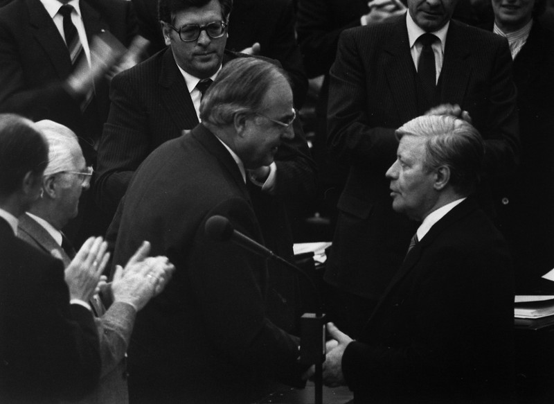 1. Oktober 1982: Bundeskanzler a.D. Helmut Schmidt gratuliert im Deutschen Bundestag Helmut Kohl zu dessen Wahl als Bundeskanzler. 1. Oktober 1982: Bundeskanzler a.D. Helmut Schmidt gratuliert im Deutschen Bundestag Helmut Kohl zu dessen Wahl als Bundeskanzler.