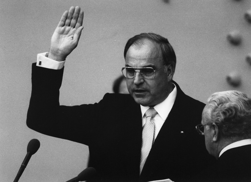 Helmut Kohl wird im Deutschen Bundestag als sechster Bundeskanzler der Bundesrepublik Deutschland durch Bundestagspräsident Richard Stücklen vereidigt. Helmut Kohl wird im Deutschen Bundestag als sechster Bundeskanzler der Bundesrepublik Deutschland durch Bundestagspräsident Richard Stücklen vereidigt.