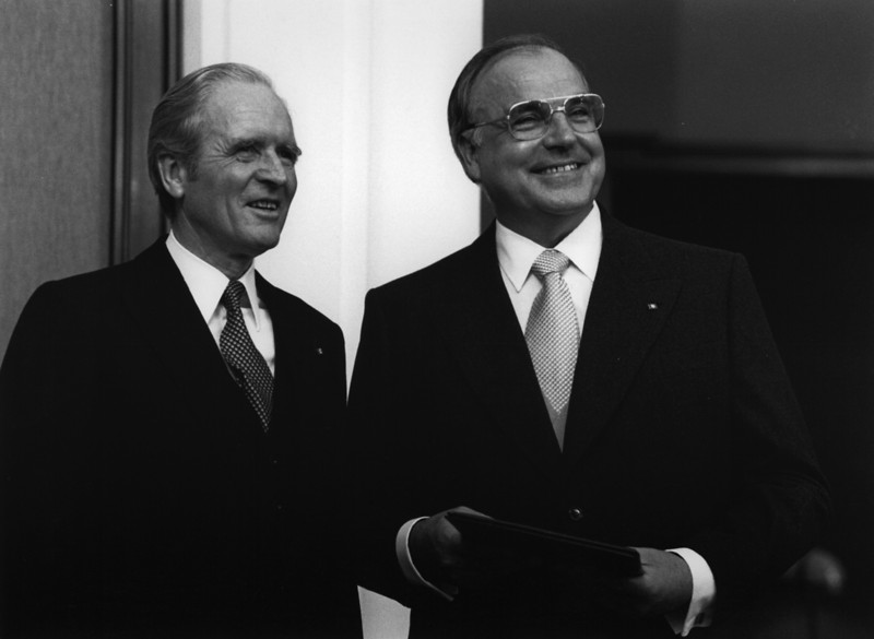 Nach dem erfolgreichen konstruktiven Misstrauensvotum der CDU/CSU und FDP gegen Bundeskanzler Helmut Schmidt überreicht Bundespräsident Karl Carstens am gleichen Tag im Bundespräsidialamt dem neugewählten Bundeskanzler Helmut Kohl die Ernennungsurkunde. Nach dem erfolgreichen konstruktiven Misstrauensvotum der CDU/CSU und FDP gegen Bundeskanzler Helmut Schmidt überreicht Bundespräsident Karl Carstens am gleichen Tag im Bundespräsidialamt dem neugewählten Bundeskanzler Helmut Kohl die Ernennungsurkunde.