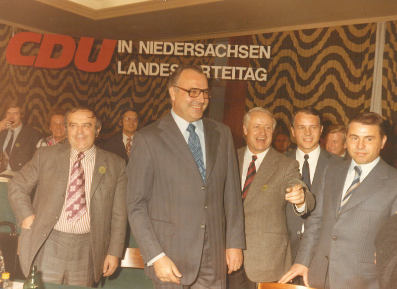 Landesparteitag der CDU Niedersachsens in Göttingen 1976: Hermann Schnipkoweit, Helmut Kohl, Wilfried Hasselmann, Ernst Albrecht, Werner Remmers Landesparteitag der CDU Niedersachsens in Göttingen 1976: Hermann Schnipkoweit, Helmut Kohl, Wilfried Hasselmann, Ernst Albrecht, Werner Remmers