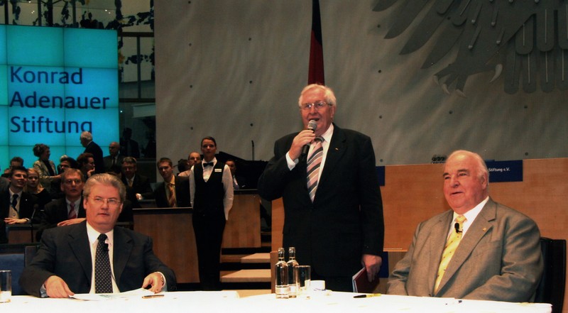 50 Jahre Konrad-Adenauer-Stiftung im Bonner Plenarsaal am 5.11.2005. Sigmund Gottlieb, Bernhard Vogel, Helmut Kohl 50 Jahre Konrad-Adenauer-Stiftung im Bonner Plenarsaal am 5.11.2005. Sigmund Gottlieb, Bernhard Vogel, Helmut Kohl