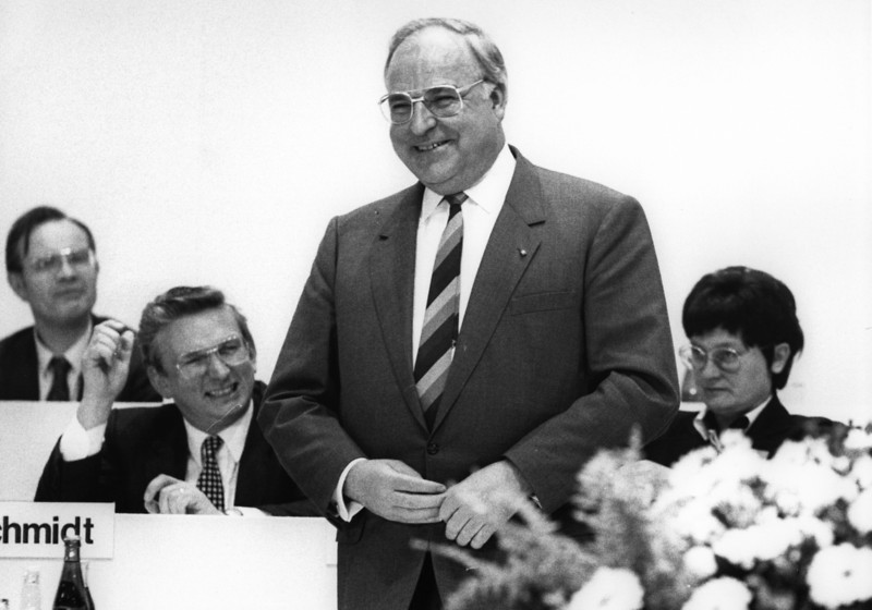 Helmut Kohl beim 33. Bundesparteitag der CDU 1985, links hinter ihm sitzend Horst Waffenschmidt