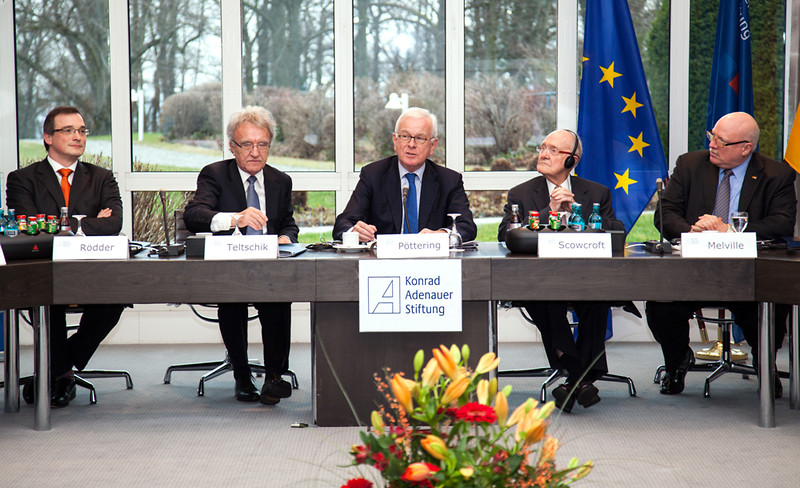 Am 3. und 4. Februar begrüßte Dr. Hans-Gert Pöttering auf dem Petersberg Wissenschaftler und Zeitzeugen zur „Ära Kohl im Gespräch“, um die deutsch-amerikanische Sicherheitspolitik in den 1980er Jahren zu diskutieren.