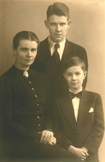 Köppler: Mit seiner Mutter Maria Elisabeth, geb. Hieronimi, und seinem jüngeren Bruder Franz Josef in Wiesbaden im April 1941