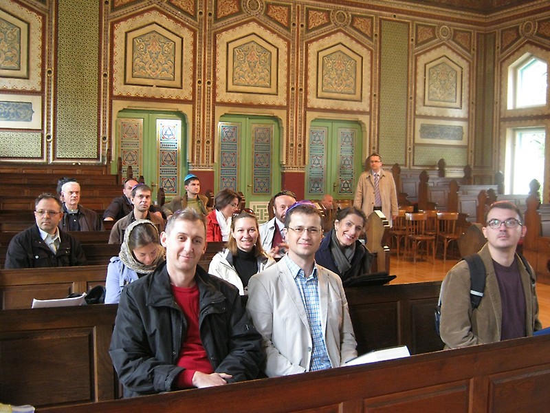 Seminarteilnehmer in der Synagoge von Sarajevo