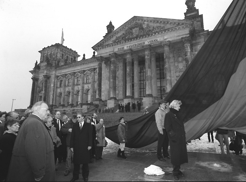 er alte und neue Bundeskanzler vor dem Reichstagsgebäude in Berlin, dem Sitz des ersten gewählten gesamtdeutschen Bundestages. er alte und neue Bundeskanzler vor dem Reichstagsgebäude in Berlin, dem Sitz des ersten gewählten gesamtdeutschen Bundestages.