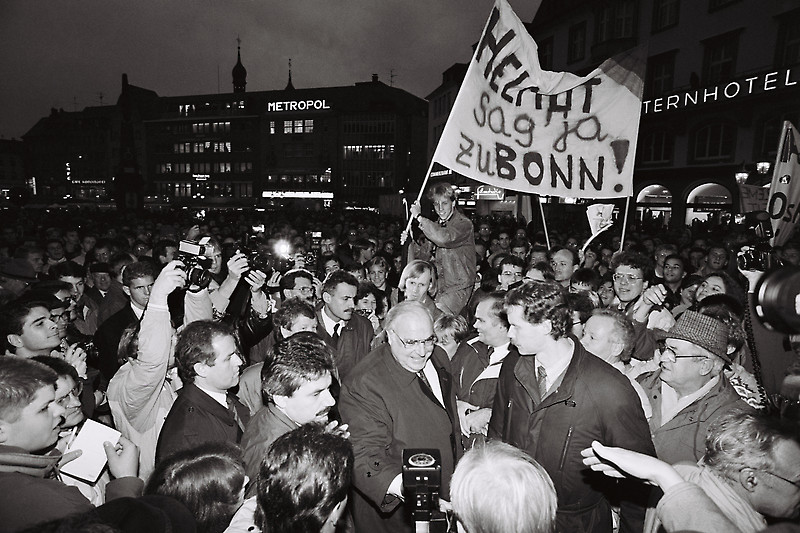 Helmut Kohl bei einer Wahlveranstaltung auf dem Bonner Marktplatz. Helmut Kohl bei einer Wahlveranstaltung auf dem Bonner Marktplatz.