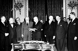 1951: Bei seinem ersten Nachkriegsbesuch in Frankreich unterzeichnet Bundeskanzler und Außenminister Konrad Adenauer am 18. April 1951 in Paris mit Politikern aus Frankreich, Italien und den Benelux-Staaten den Vertrag über die Europäische Gemeinschaft für Kohle und Stahl (EGKS), die Vorgängerin der EWG.