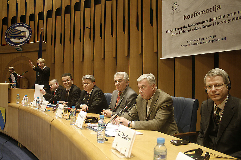 Fondacija Konrad-Adenauer i Vijeće Evrope su organizirali konferenciju u zgradi Parlamentarne skupštine Bosne i Hercegovine. Na konferenciji su sudjelovali: prof. dr. Suad Arnautović, član Centralne izborne komisije BiH, Beriz Belikić, prvi zamjenik predsjedavajućeg Predstavničkog doma Parlamentarne skupštine BiH, Šefik Džaferović i Martin Raguž, poslanici Predstavničkog doma PS BiH, dr. Thomas Markert, zamjenik sekretara Venecijanske komisije.