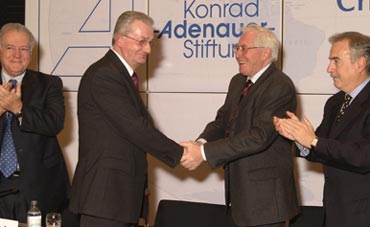 v.l.n.r. Eduardo Fernandez, Dr. Josef Thesing, Dr. Bernhard Vogel, Andrés Pastrana