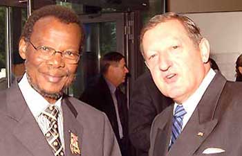 Chief Dr. Mangosuthu Buthelezi, Minister des Innern Mitglied der Nationalversammlung Vorsitzender der Inkatha Freedom Party Pretoria, Südafrika mit Wilhelm Staudacher, Generalsekretär der Konrad-Adenauer-Stiftung ( Vortrag ).
