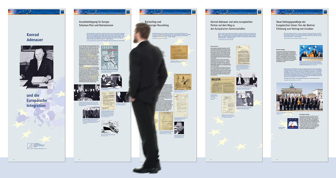 Eine Person vor stehenden Info-Tafeln zu Konrad Adenauer und der Europäischen Integration