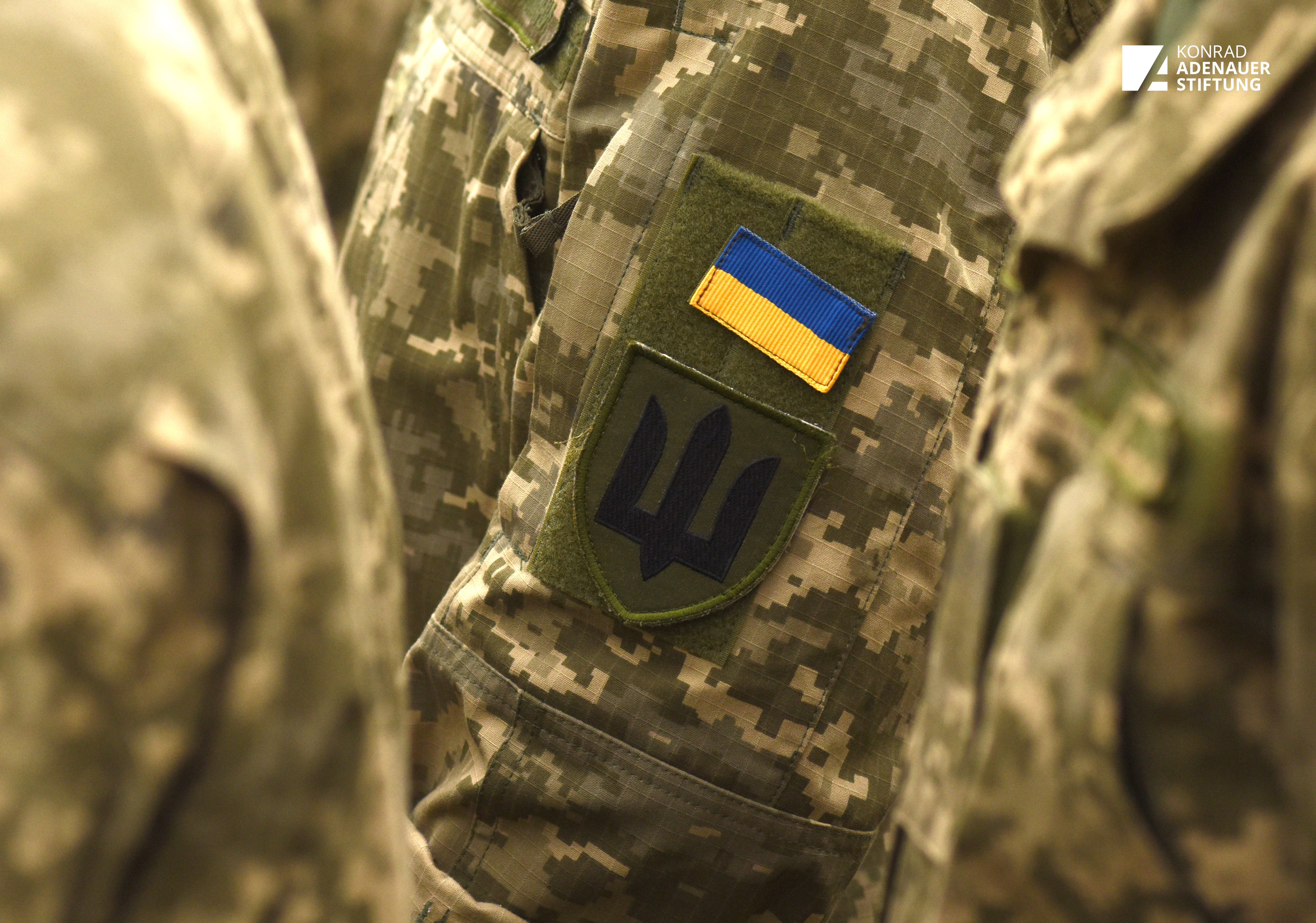 Nahaufnahme einer Tarnuniform mit ukrainischem Flaggenaufnäher.