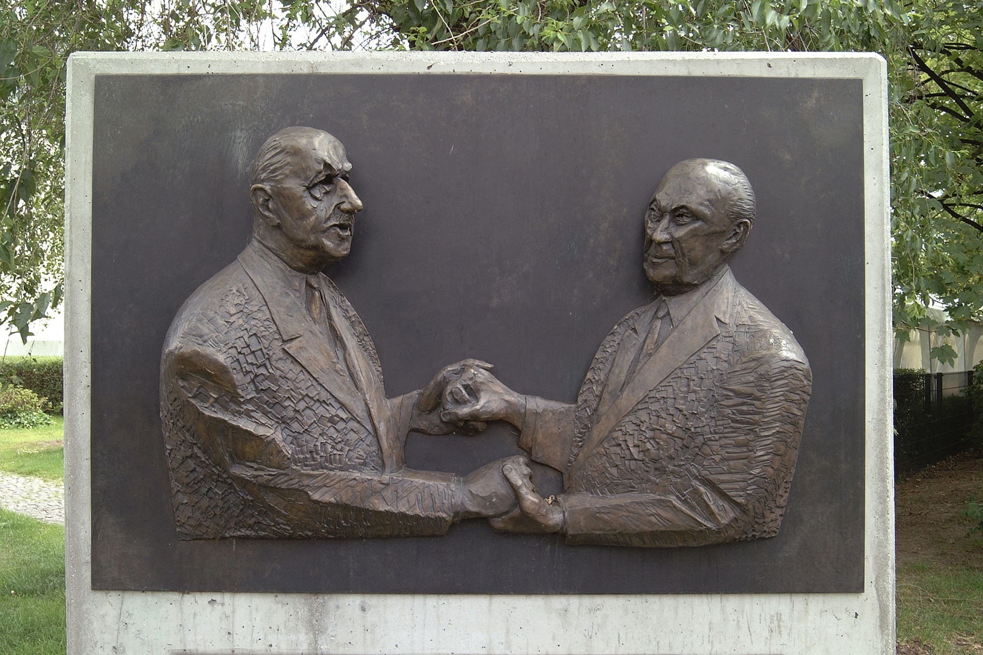 Bronzetafel mit Adenauer