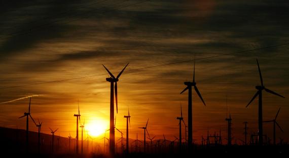  Die Sonne geht über einem Windenergiepark Kalifornien auf