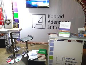 Stand der Konrad-Adenauer-Stiftung auf der Ausstellung Smart City mit diversen kostenlosen Publikationen über Klima-Governance auf lokaler Ebene und Informationen über die Arbeit der KAS in der Region.