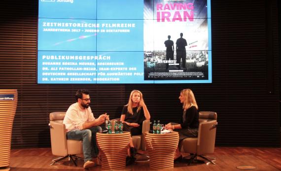 Am anschließenden Filmgespräch nahmen Regisseurin Susanne Regina Meures und der Iran-Experte der DGAP, Dr. Ali Fathollah-Nejad, teil.