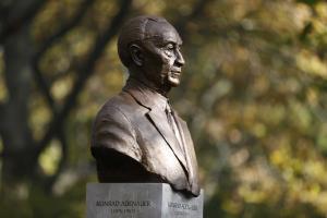 Adenauer szobor