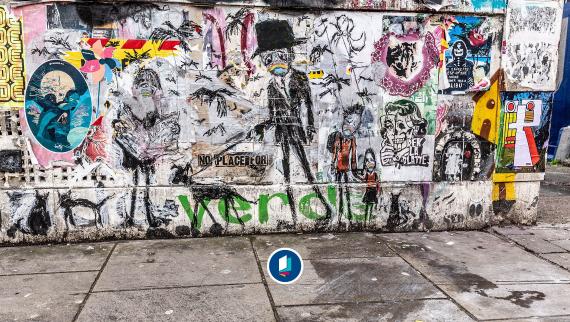 Mann mit Corona-Schutzmaske. Graffiti in der Brick-Lane, Whitechapel, London. Aufnahme vom 8. Oktober 2020. 