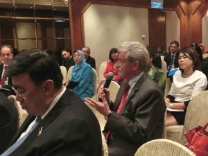 Tan Sri Rainer Althoff, the Chairman of Nokia Siemens Networks participating in the question and answer session with Roland Koch.