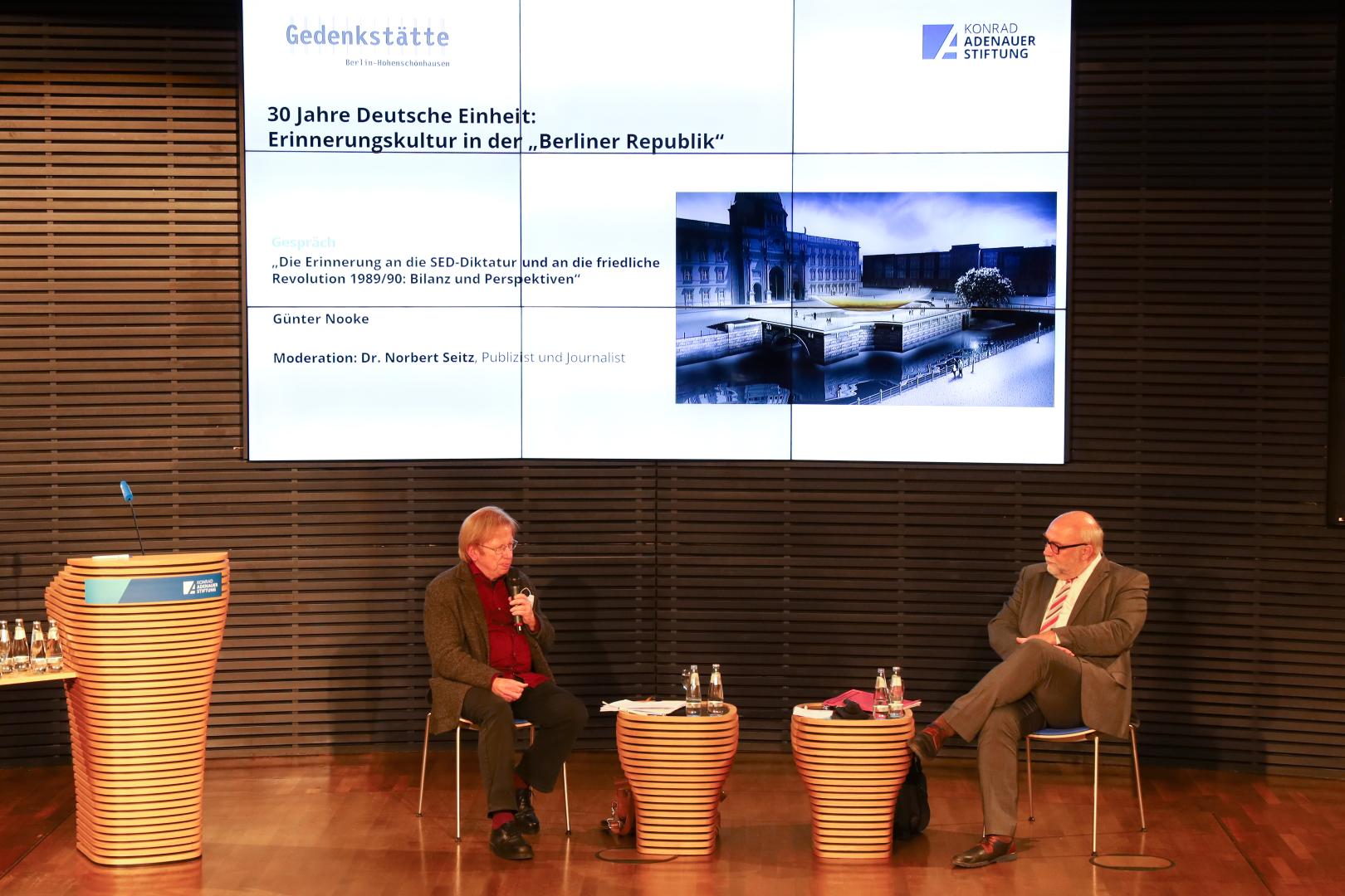Dr. Norbert Seitz und Günter Nooke im Gespräch über den Bau des Freiheits- und Einheitsdenkmals.