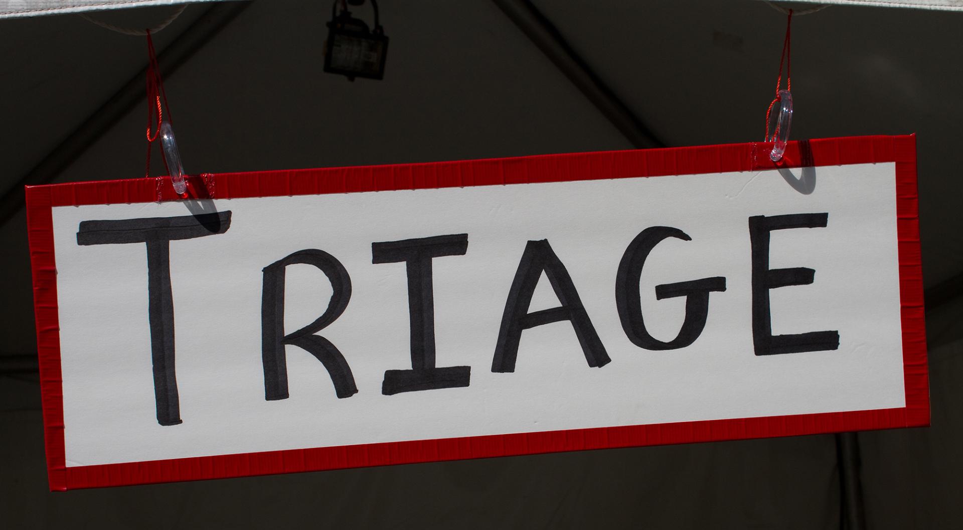 Triage-Schild an  einem Notarzt-Zelt