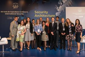 Sebastian Breuer (3. von rechts) mit dem Team der KAS Brasilien bei der Internationalen Sicherheitskonferenz "Forte de Copacabana" 2017