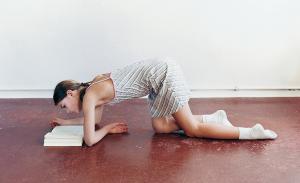 Oskar Schmidt, Mädchen mit Buch, 2005, C-Print, 95 x 124 cm, Courtesy the artist, Galerie Tobias Naehring, Leipzig and Parrotta Contemporary Art, Köln