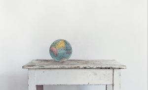 Oskar Schmidt, Welt, 2006, C-Print, 80 x 110 cm, Courtesy the artist, Galerie Tobias Naehring, Leipzig and Parrotta Contemporary Art, Köln