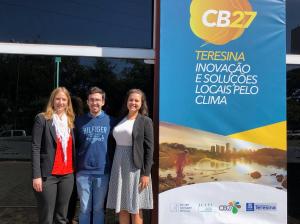 Rafael Rodrigues Radischat (mitte) mit den KAS-Projektkoordinatorinnen Marina Caetano (rechts) und Sophie Weber (links) beim XIV. Nationaltreffen des Klima-Forums CB27