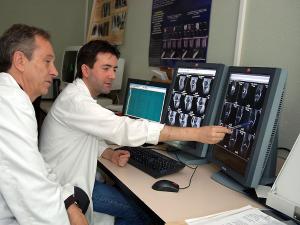 Albanische Ärtzte während ihrer Arbeit in einem Krankenhaus in Tirana