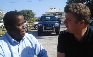 Interview on location in Beira: Daviz Simango (MDM) in discussion with Markus Brauckmann (KAS Media Africa, right).