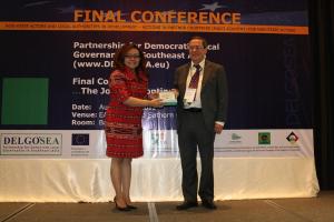 In the picture: DELGOSEA Project Director Dr. Peter Koeppinger presenting a Token of Appreciation to Ms. Novianty Manurung on behalf of the European Delegation to Indonesia, Brunei Darussalam and ASEAN.