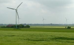 Windräder am Deich in Ostfriesland | Foto: Allie Caulfield / Flickr / CC BY 2.0