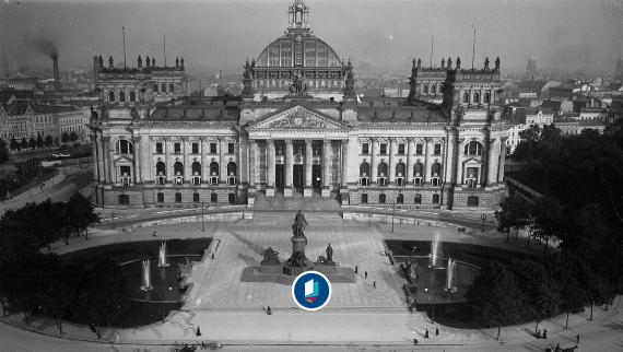 Berlin, Reichstagsgebäude (1884 bis 1894 erbaut von Paul Wallot). Blick von der Siegessäule auf Reichstag und Bismarck-Denkmal. Foto, um 1910 (Georg Haeckel). 