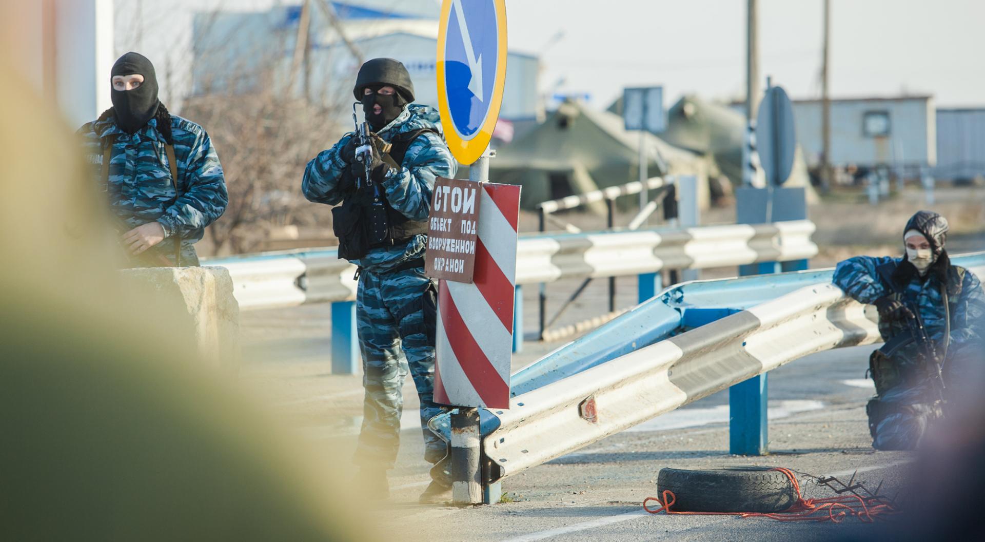 Russische Soldaten iohne Hoheitsabzeichen während der Annexion der Krim-Halbinsel im März 2014