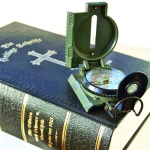 Kompass auf Bibel