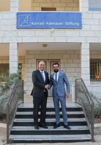 Botschafter Dr. Husam Zomlot mit Marc Frings, Büroleiter der Konrad-Adenauer-Stiftung in den Palästinensischen Gebieten