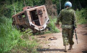 2017 eskaliert die Gewalt in der DR Kongo (im Bild ein MONUSCO-Soldat 2014 in der Nähe eines zerstörten UN-Fahrzeugs). | © UN Photo / Sylvain Liechti / Flickr / CC BY NC-ND 2.0