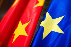 Interkontinentale Zusammenarbeit: Die Flaggen Chinas und der EU