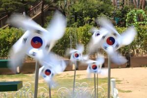 Sich drehende Windräder mit der Flagge Südkoreas